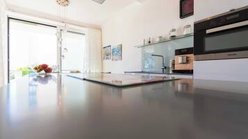 KĂŒhlschrank, Mikrowelle, Ofen, Herdplatte