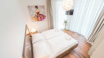 2 bedrooms, travel crib, free WiFi