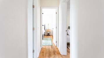 4 habitaciones, escritorio y tabla de planchar con plancha