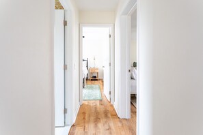 4 slaapkamers, een bureau, een strijkplank/strijkijzer, reisbedje