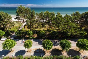On the beach - Vacation apartment Greta`s Beach Home in the Villa Vogue for 4 persons, Meeresbl (Binz)