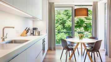 KĂŒhlschrank, Mikrowelle, Ofen, Herdplatte