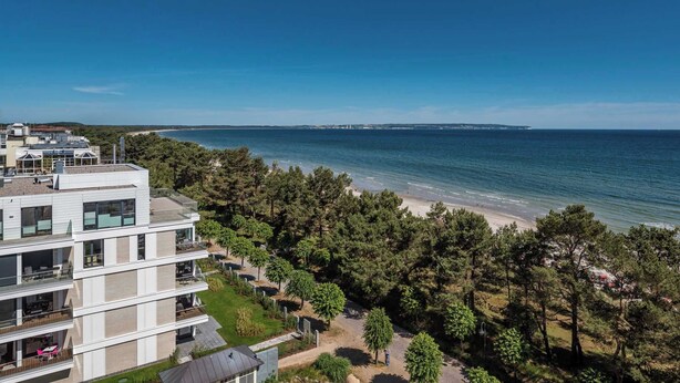 A coastal hotel with modern architecture, a beach view, and a landscaped garden. - Vacation apartment Greta`s Beach Home in the Villa Vogue for 4 persons, Meeresbl (Binz)