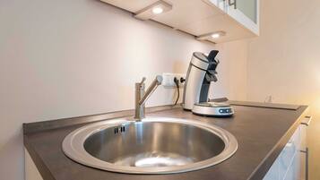 Réfrigérateur, plaque de cuisson, cafetiÚre/bouilloire