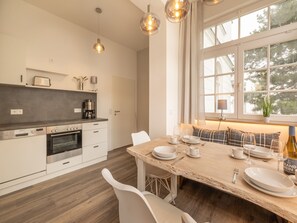 Kjøleskap, ovn, kokeplater og oppvaskmaskin