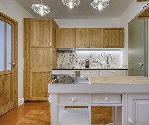 Fridge, microwave, oven, dishwasher - Les Volets Bleus – Charming Village House (Menthon-Saint-Bernard)