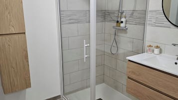 Hårtork, handdukar, tvål och toalettpapper