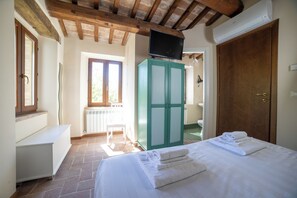 7 chambres, fer et planche à repasser, Wi-Fi, draps fournis