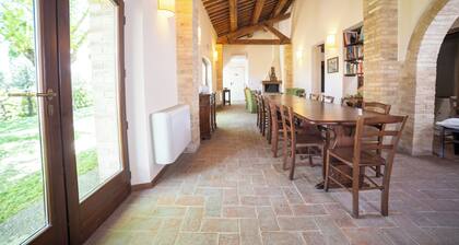 Elegant country house with private pool for families and large groups of friends