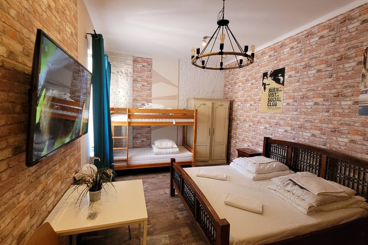 Chambre économique | Fer et planche à repasser, accès au Wi-Fi (inclus), décor unique