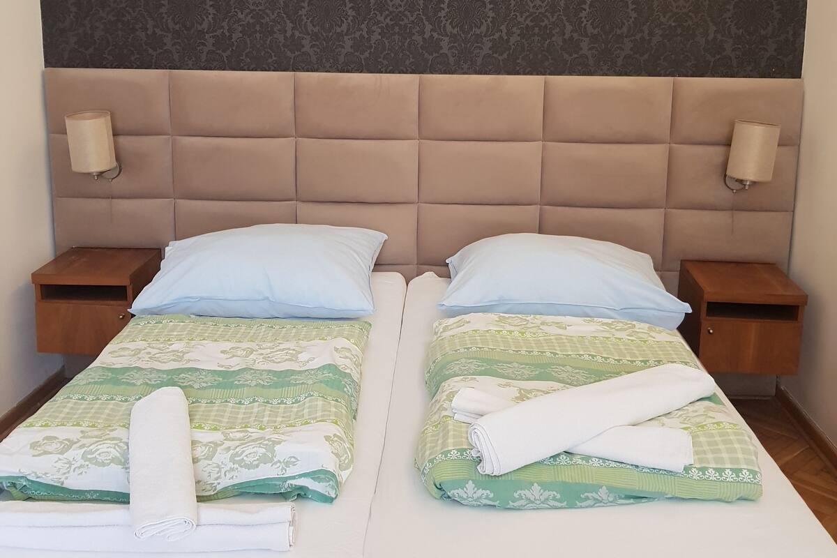 Chambre triple Confort | Fer et planche à repasser, accès au Wi-Fi (inclus), décor unique
