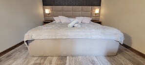 Habitación triple Confort | Zona de estar | Televisión de pantalla plana de 32 pulgadas con canales por cable