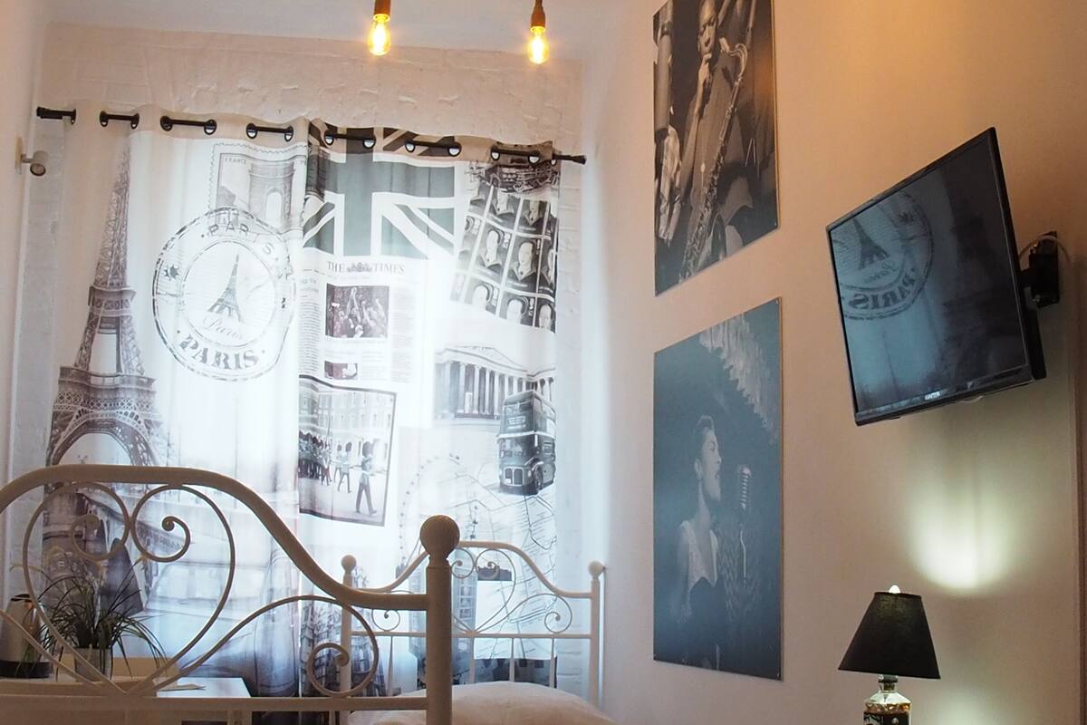Chambre économique avec lits jumeaux | Fer et planche à repasser, accès au Wi-Fi (inclus), décor unique