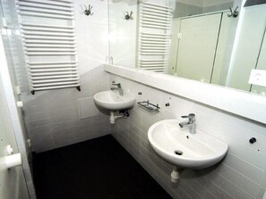 Secadora de cabello, jabón, papel de baño 