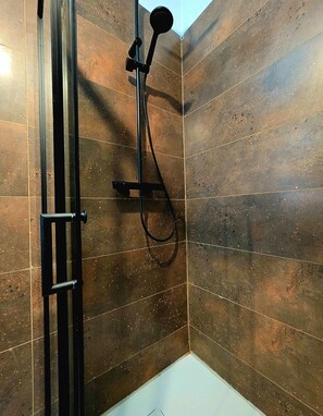 Habitación cuádruple Confort | Baño | Secador de pelo, jabón y papel higiénico