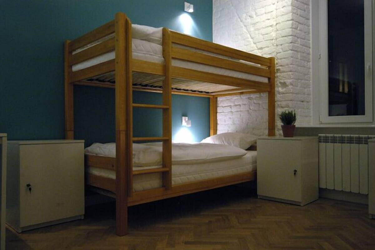 Chambre quadruple économique | Fer et planche à repasser, accès au Wi-Fi (inclus), décor unique