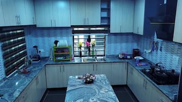 Family Apartment, Balcony, City View | Dapur peribadi | Peti sejuk, ketuhar gelombang mikro, ketuhar, dapur