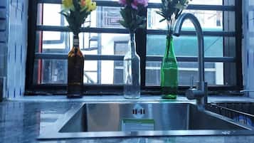 Family Apartment, Balcony, City View | Dapur peribadi | Peti sejuk, ketuhar gelombang mikro, ketuhar, dapur