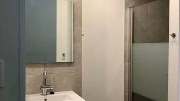 Suihku, pyyhkeet, saippua, vessapaperi