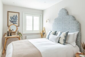 5 bedrooms, iron/ironing board, WiFi - Coral House - Luxury Cottages (Bournemouth)