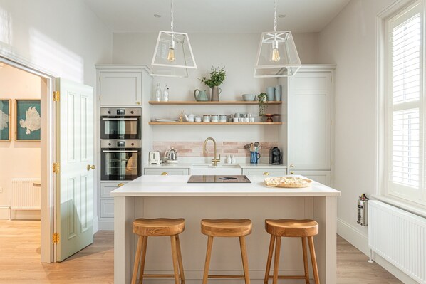 Een koelkast, een microgolfoven, een oven, een kookplaat