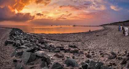 "Discover Tranquility at 'Lütt' – Your Perfect Getaway by the Sea!"