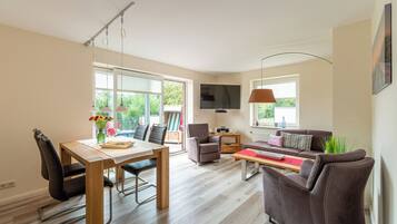 Fernseher, Kamin, DVD-Player, Tischtennisplatte