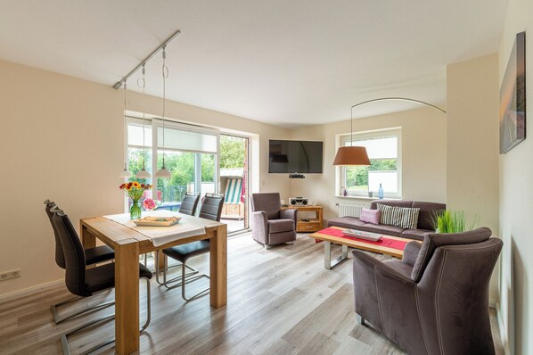 Een televisie, een open haard, een dvd-speler en een tafeltennistafel