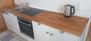 Refrigerador, parrilla de estufa, lavavajillas y cafetera y tetera 