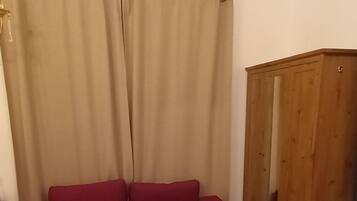 1 habitación, tabla de planchar con plancha y cuna de viaje