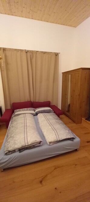 1 habitación, tabla de planchar con plancha y cuna de viaje 
