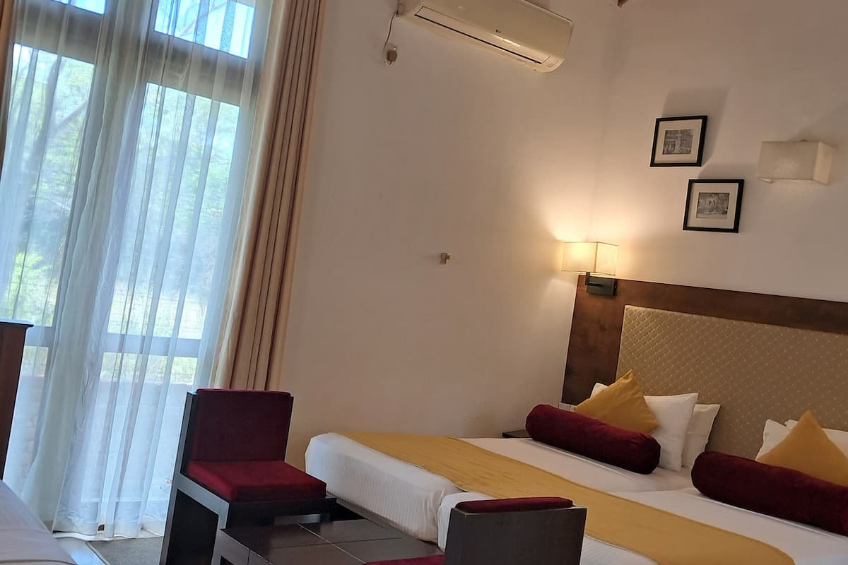 Habitació triple Deluxe | 1 dormitori, roba de llit hipoal·lergògena, minibar i escriptori
