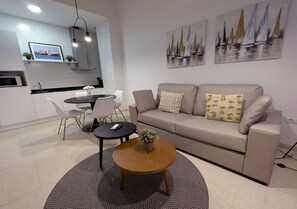 Standard Apartment, City View | Living area