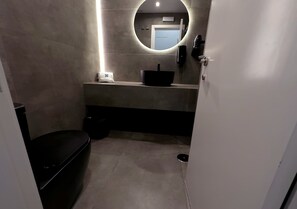 Standard Apartment, City View | Bathroom - Isa Cádiz Palacio de Congresos (Cádiz)