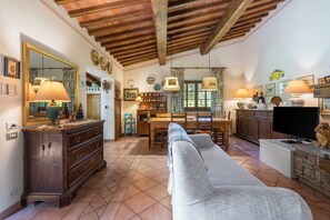 Villa - utsikt mot trädgården | Vardagsrum | 32-tums platt-tv med satellitkanaler