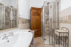 Villa, Garden View | Bathroom | Shower, hair dryer, towels - Grace Home Pool Wifi Gambassi Terme (Gambassi Terme)