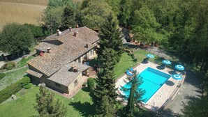 An aerial view of a property with a swimming pool, surrounded by trees and a garden. - Grace Home Pool Wifi Gambassi Terme (Gambassi Terme)