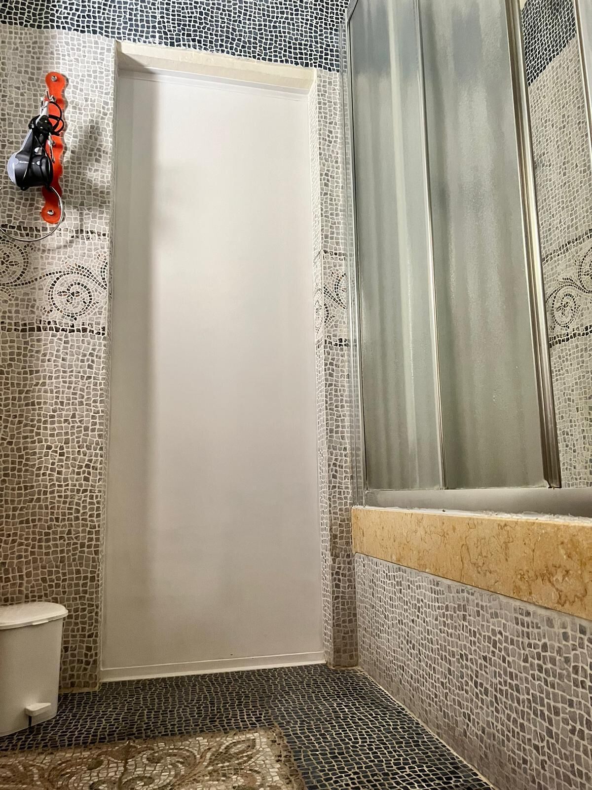 Douche, sèche-cheveux, serviettes fournies, savon