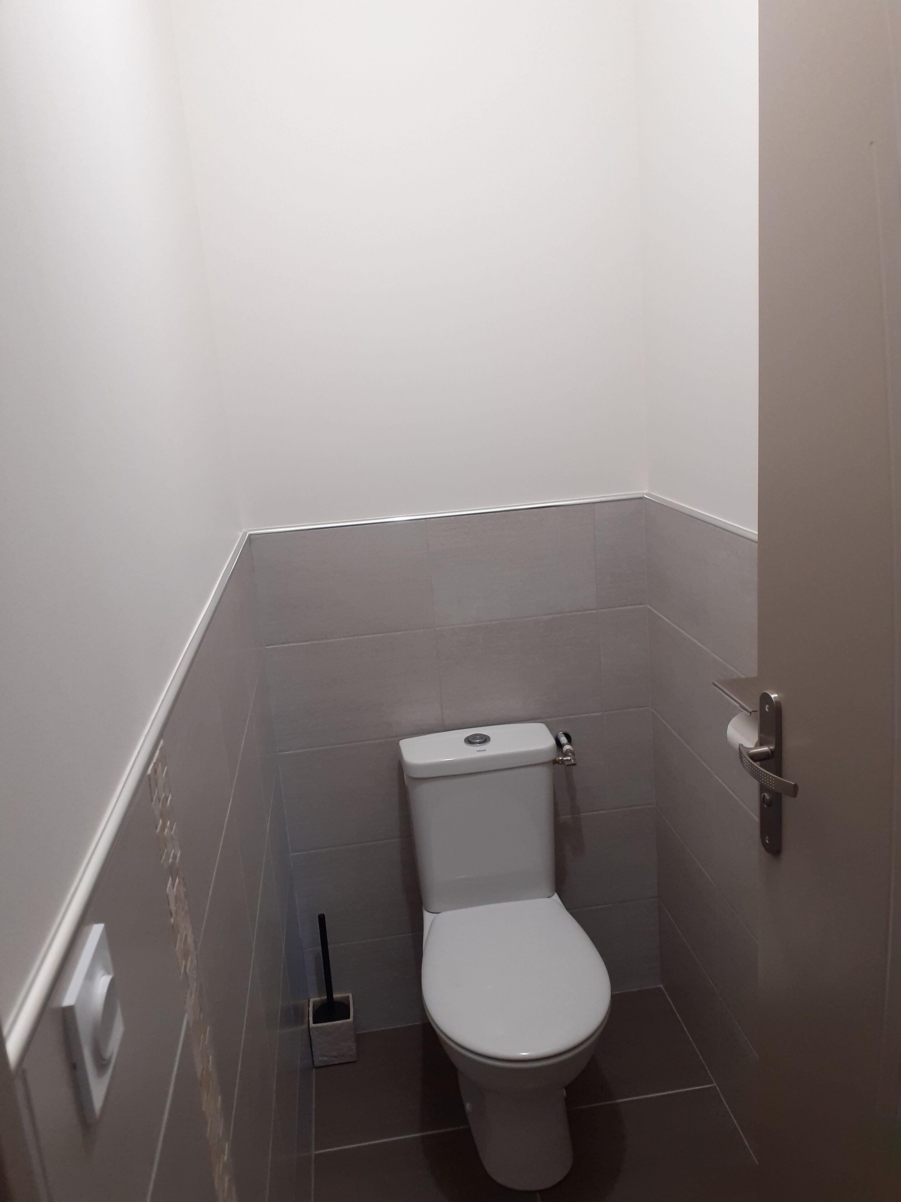 Dusj, hårføner, håndklær og såpe