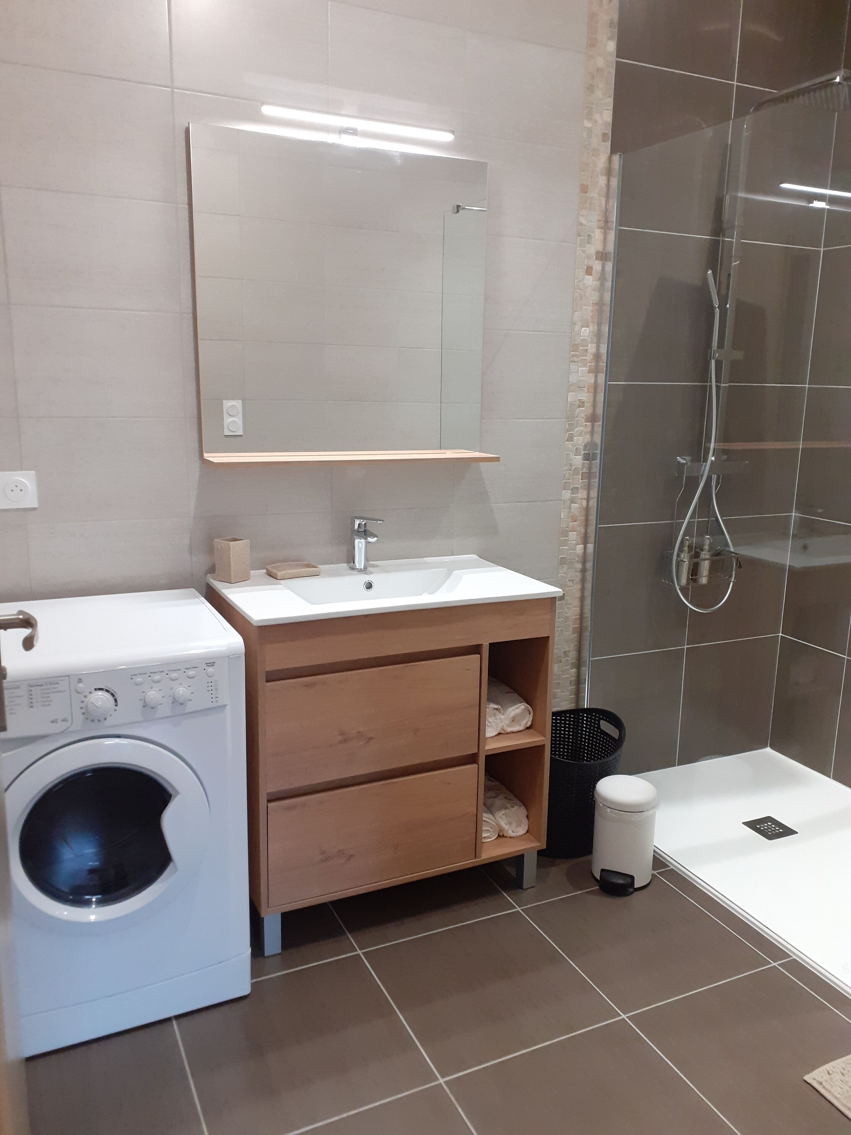 Dusj, hårføner, håndklær og såpe