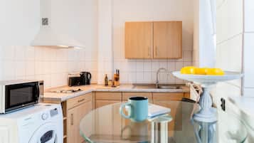 Een koelkast, een microgolfoven, een oven, een kookplaat