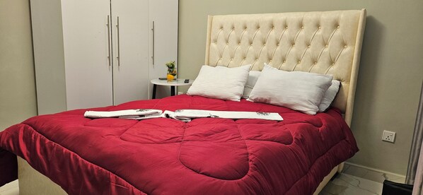 2 bedrooms, in-room safe, desk, iron/ironing board