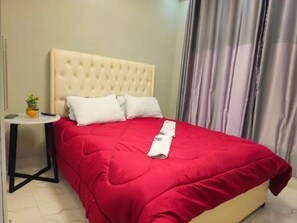 2 bedrooms, in-room safe, desk, iron/ironing board