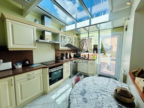 Een koelkast, een microgolfoven, een oven, een kookplaat