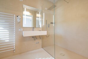 Dusche, umweltfreundliche Kosmetikartikel, Haartrockner, Bidet