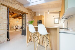 Kjøleskap, mikrobølgeovn, ovn og kokeplater