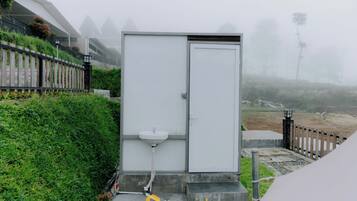 Tienda de campaña Deluxe, vista al valle | Baño | Amenidades de baño gratuitas, pantuflas, toallas, jabón