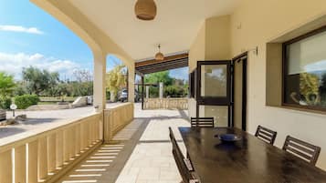 Vila luxo, vista para a piscina | Terraço/pátio