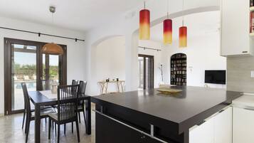 Vila luxo, vista para a piscina | Cozinha privada