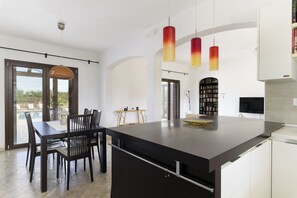 Villa Deluxe, vista piscina | Cucina privata